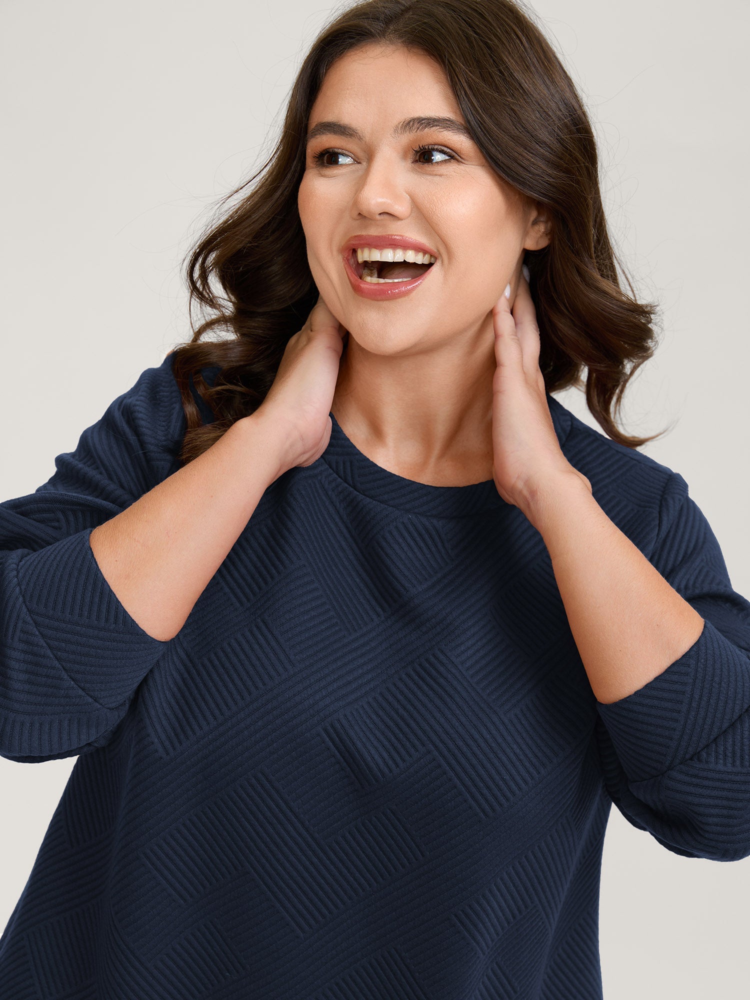 Textured Curvy Hem Round Neck Sweatshirt